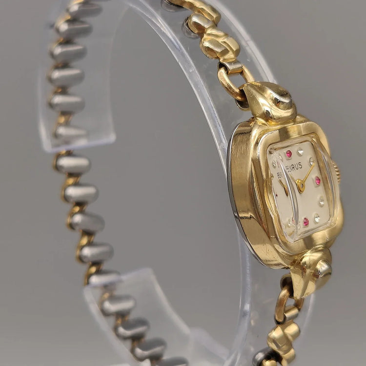 Couronne délicate de la montre vintage Benrus Cocktail Watch 1955. Parfaite pour les amateurs de montres femme.