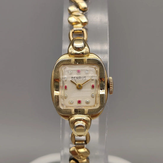 Vue détaillée cadran montre vintage Benrus Cocktail Watch 1955. Mouvement manuel, cadran champagne 16mm.