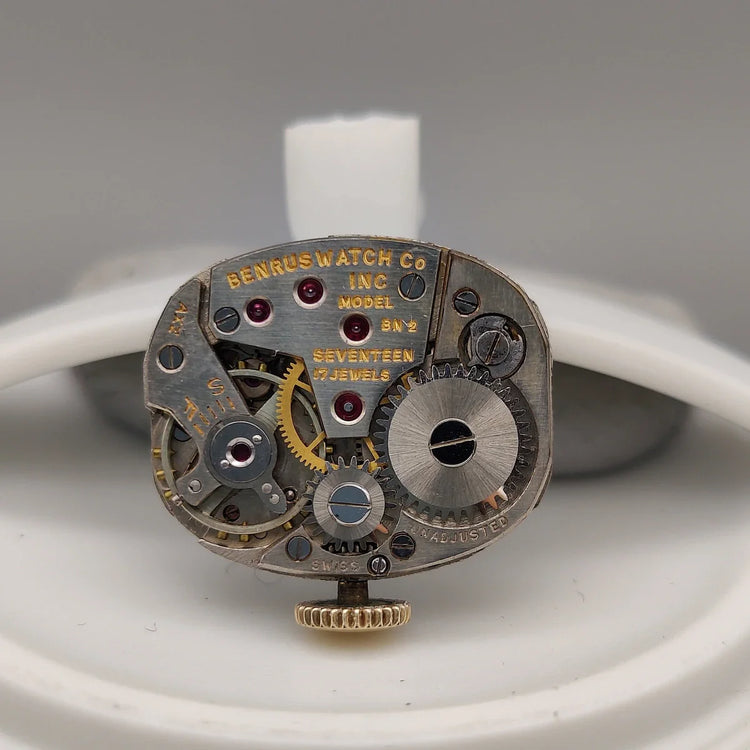Vue détaillée du mouvement manuel d'une montre vintage Benrus Cocktail Watch de 1955, élégance horlogère féminine.