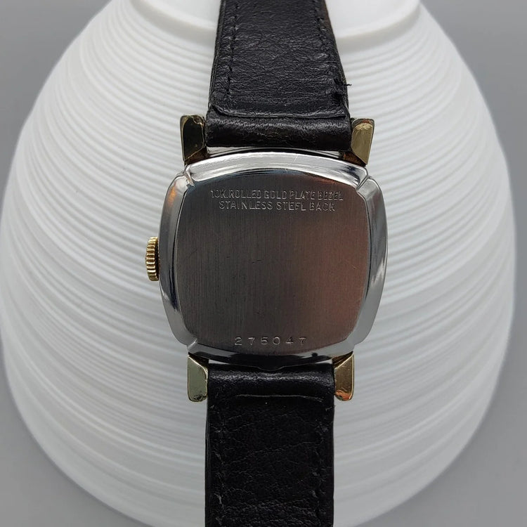 Benrus Cushion Case Art Deco 1950, montre vintage élégante au cadran champagne. Vue détaillée.