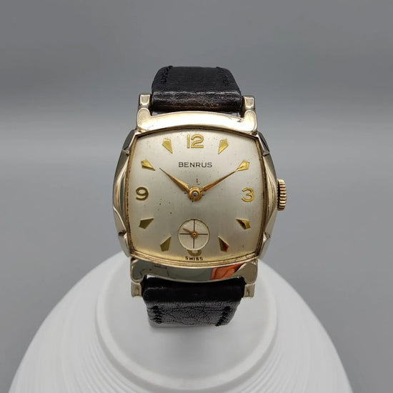 Montre Benrus Cushion Case Art Deco 1950, vue rapprochée de la lunette et du cadran champagne.