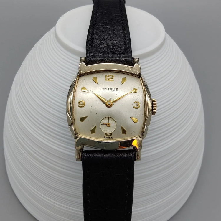 Boîtier authentique de la montre vintage Benrus Cushion Case Art Deco de 1950, mouvement manuel, cadran champagne.