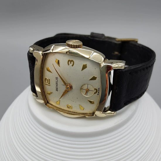 Couronne d'une montre Benrus Cushion Case Art Deco vintage 1950, mouvement manuel, cadran champagne. Détail montre vintage.