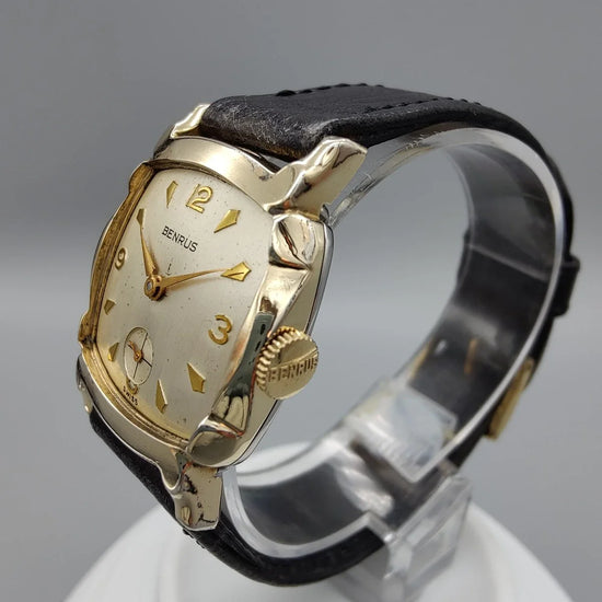 Vue détaillée de la couronne d'une montre vintage Benrus Cushion Case Art Deco 1950, mouvement manuel, cadran champagne.