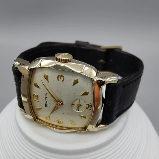 Cadran Benrus Cushion Case Art Deco 1950, mouvement manuel. Montre vintage champagne élégante pour femme.