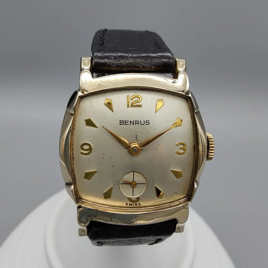 Montre vintage Benrus Cushion Case Art Deco 1950, cadran champagne. Vue détaillée du verre.