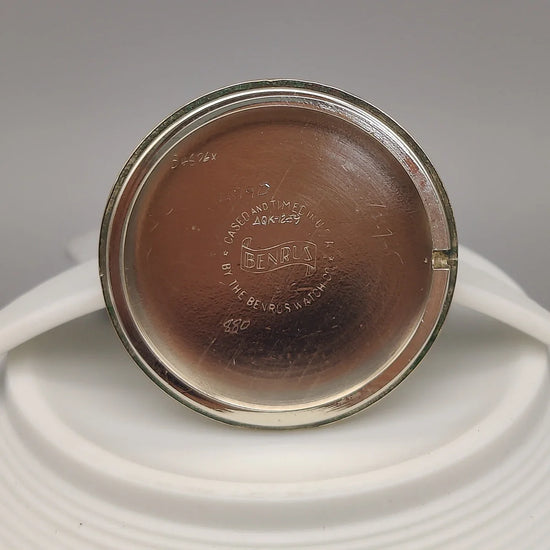 Montre Benrus Fancy Lugs vintage de 1950, mouvement manuel, cadran argenté, photo sur fond neutre.