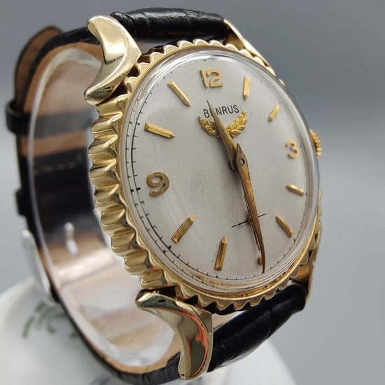Couronne de montre vintage Benrus Fancy Lugs 1950, cadran argenté, style rétro élégant.