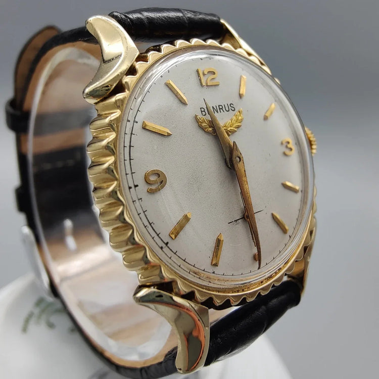 Couronne de montre vintage Benrus Fancy Lugs 1950, cadran argenté, style rétro élégant.