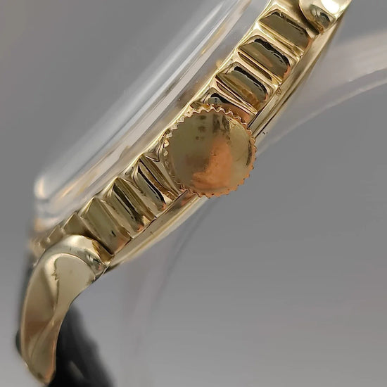 Couronne de montre Benrus Fancy Lugs vintage 1950, mouvement manuel, cadran argenté. Détail élégant d'une montre de collection.