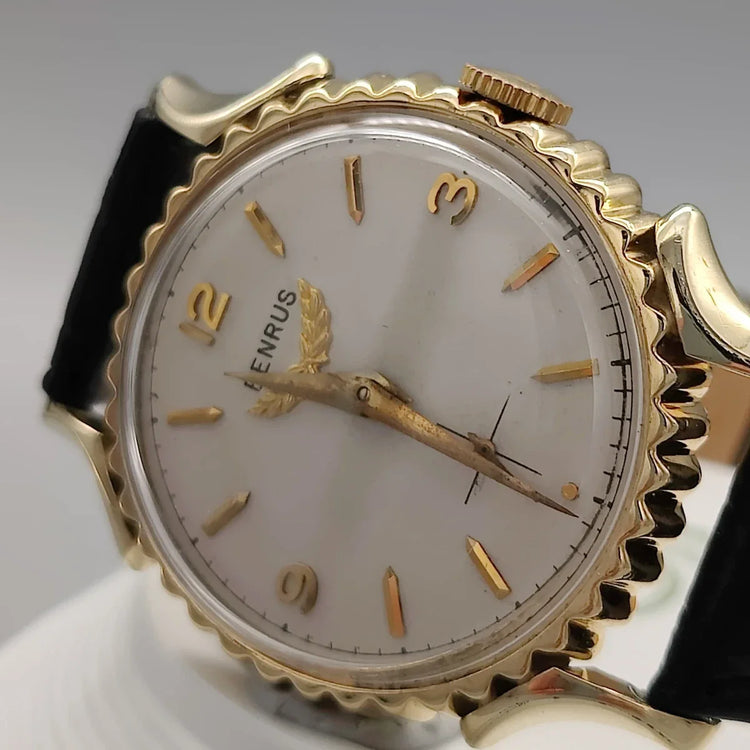 Détail montre vintage Benrus Fancy Lugs 1950, cadran argenté, mouvement manuel. Élégance horlogère d'époque.