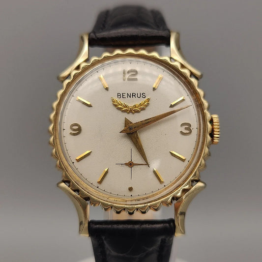 Cadran argenté d'une montre vintage Benrus Fancy Lugs de 1950, mouvement manuel. Élégance horlogère d'époque.