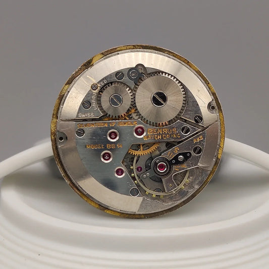 Détail du mouvement manuel d'une montre vintage Benrus Fancy Lugs de 1950, avec son cadran argenté.