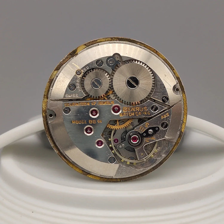Détail du mouvement manuel d'une montre vintage Benrus Fancy Lugs de 1950, avec son cadran argenté.
