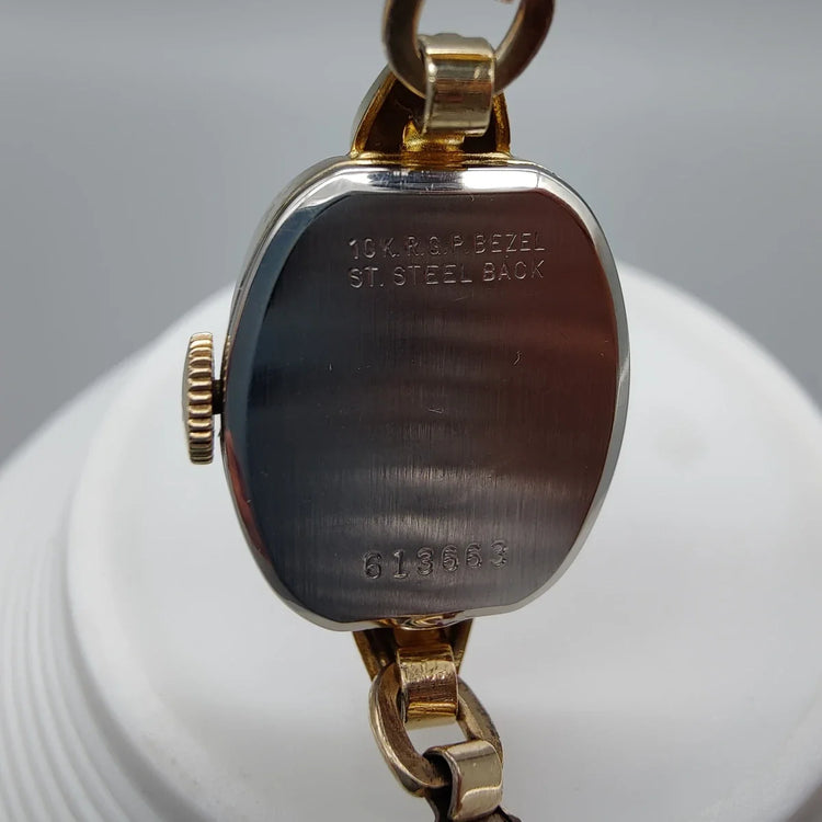 Benrus Ladies Cocktail Watch vintage 1950, cadran argenté, vue de fond. Montre mécanique femme.