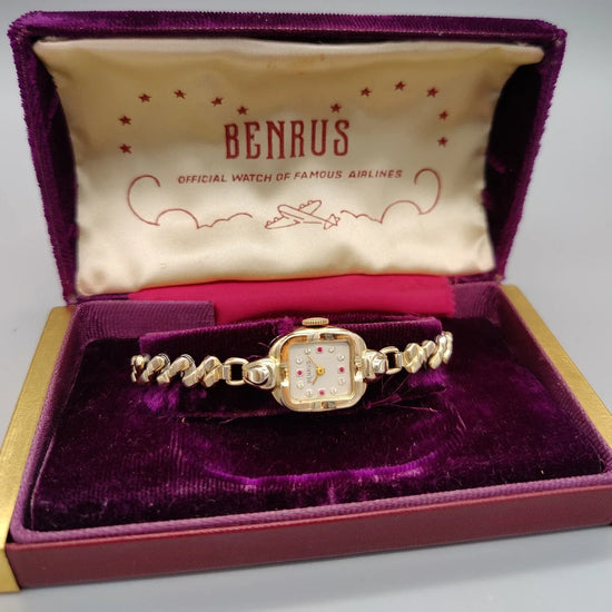 Benrus Ladies Cocktail Watch 1950, vue lunette. Montre vintage femme cadran blanc argenté, élégance 50s.