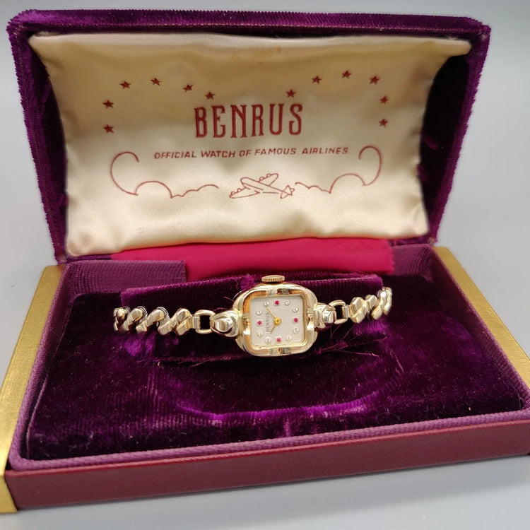 Benrus Ladies Cocktail Watch 1950, vue lunette. Montre vintage femme cadran blanc argenté, élégance 50s.