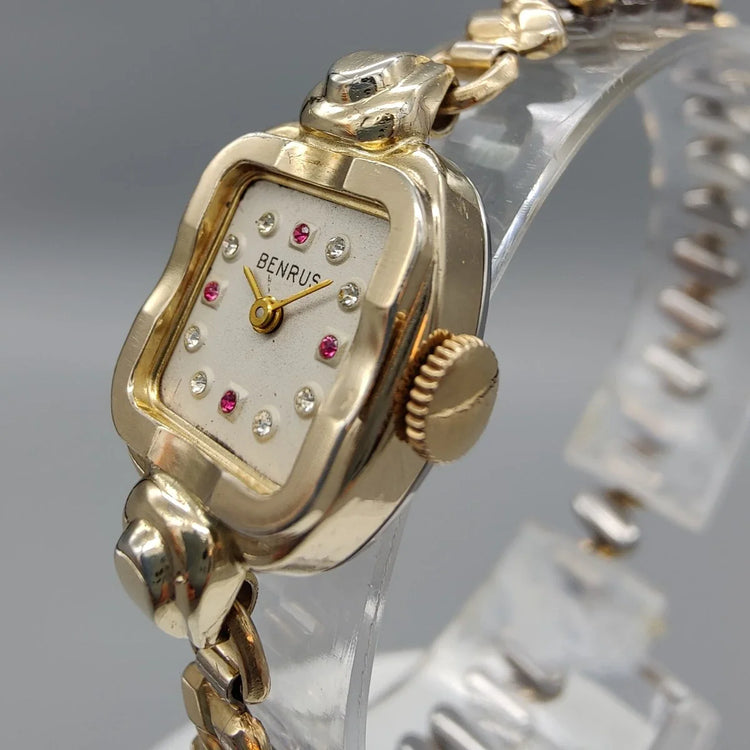 Détail couronne montre vintage Benrus Ladies Cocktail 1950, mouvement manuel. Élégance horlogère féminine.