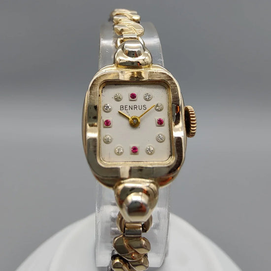 Cadran de la Benrus Ladies Cocktail Watch de 1950, mouvement manuel, cadran blanc argenté. Montre vintage femme élégante.