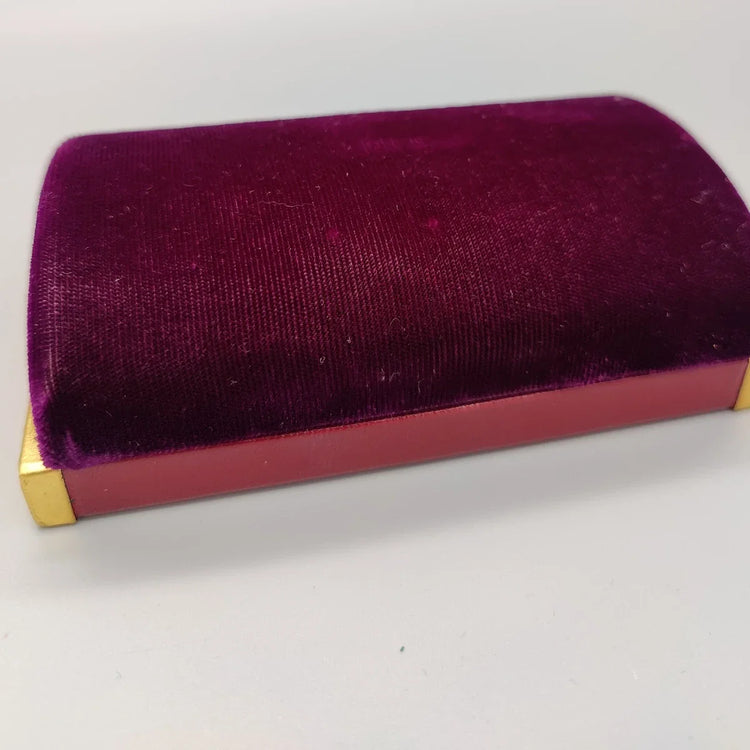 Benrus Ladies Cocktail Watch vintage 1950, mouvement manuel. Photo de profil détaillée, cadran blanc argenté. Montre femme.