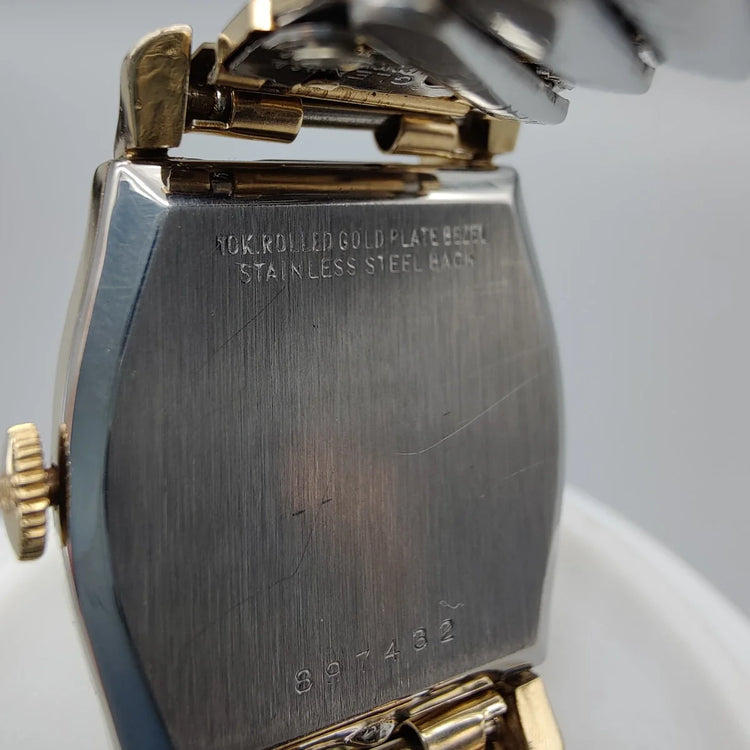 Montre vintage Benrus Penney's 1958 cadran champagne sur fond. Élégante montre femme manuelle.