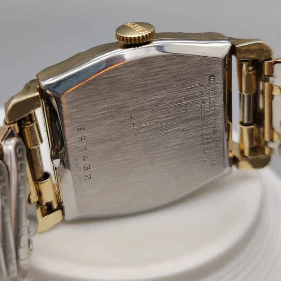 Montre vintage Benrus Penney's 1958 à mouvement manuel, cadran champagne, vue de fond détaillée.