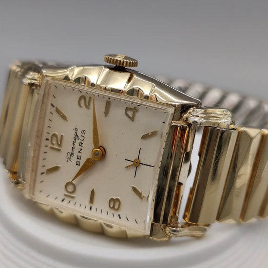 Montre vintage Benrus Penney's 1958. Vue détaillée de la couronne, mouvement manuel, cadran champagne.
