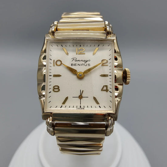 Vue détaillée du cadran champagne d'une montre vintage Benrus Penney's de 1958, mouvement manuel.
