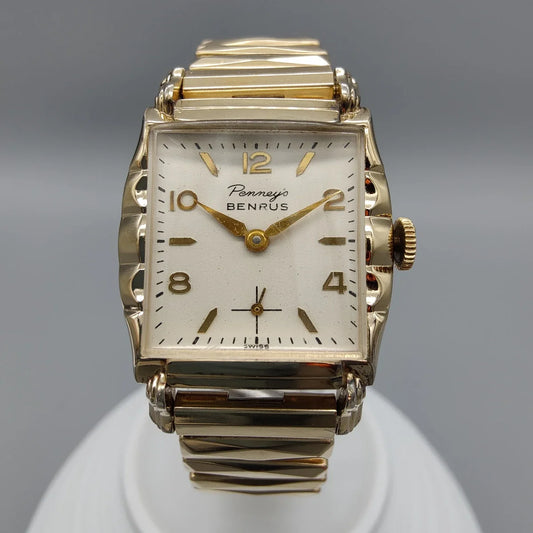 Vue détaillée du cadran champagne d'une montre vintage Benrus Penney's de 1958, mouvement manuel.
