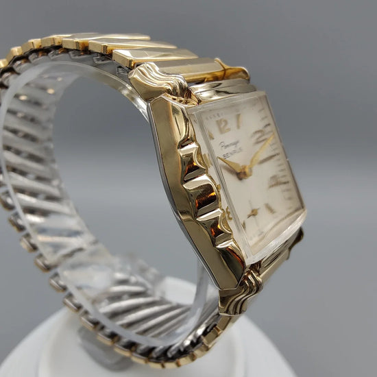 Vue de profil d'une montre vintage Benrus Penney's de 1958. Cadran champagne, mouvement manuel, design classique.