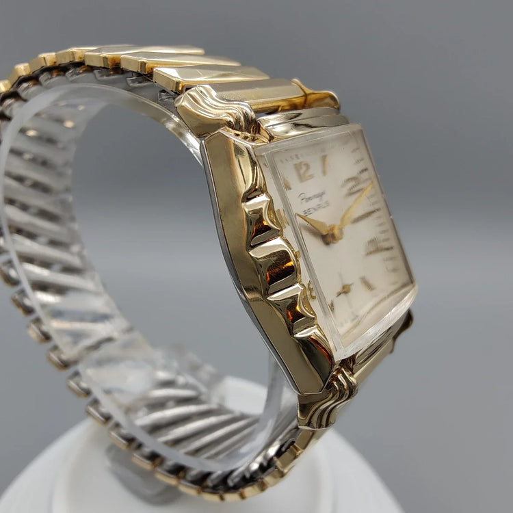 Vue de profil d'une montre vintage Benrus Penney's de 1958. Cadran champagne, mouvement manuel, design classique.