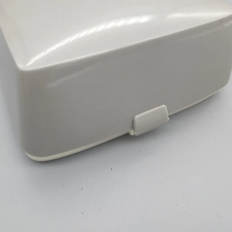 Montre vintage Benrus Penney's 1958, mouvement manuel, cadran champagne, vue de profil.