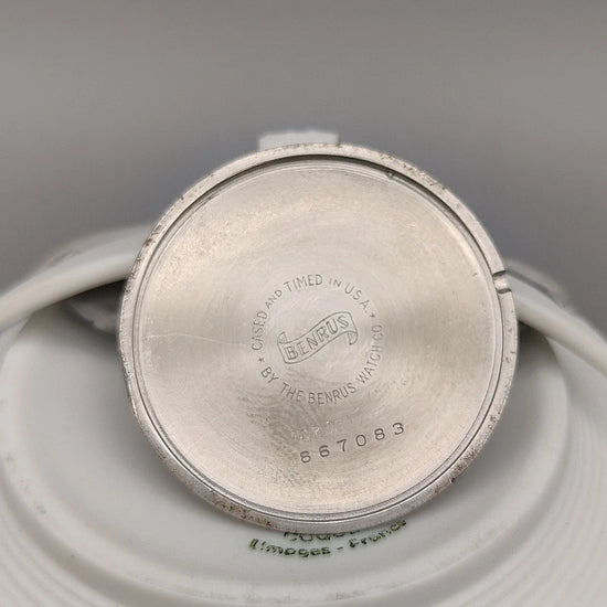 Montre vintage Benrus Pointer Date 1950, cadran argenté, mouvement manuel, vue de fond.