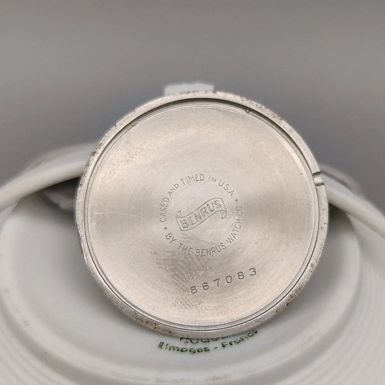 Montre vintage Benrus Pointer Date 1950, cadran argenté, mouvement manuel, vue de fond.