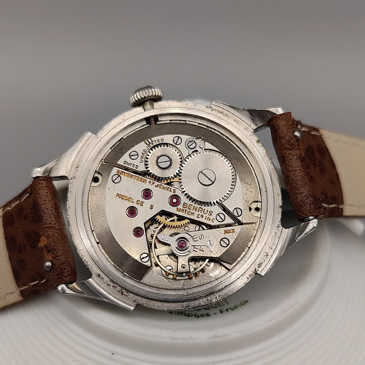 Vue détaillée du mouvement manuel de la montre vintage Benrus Pointer Date 1950, diamètre 33mm.