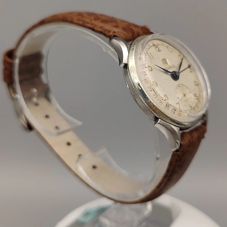 Montre vintage Benrus Pointer Date 1950, vue de profil. Cadran argenté, 33mm, mouvement manuel.