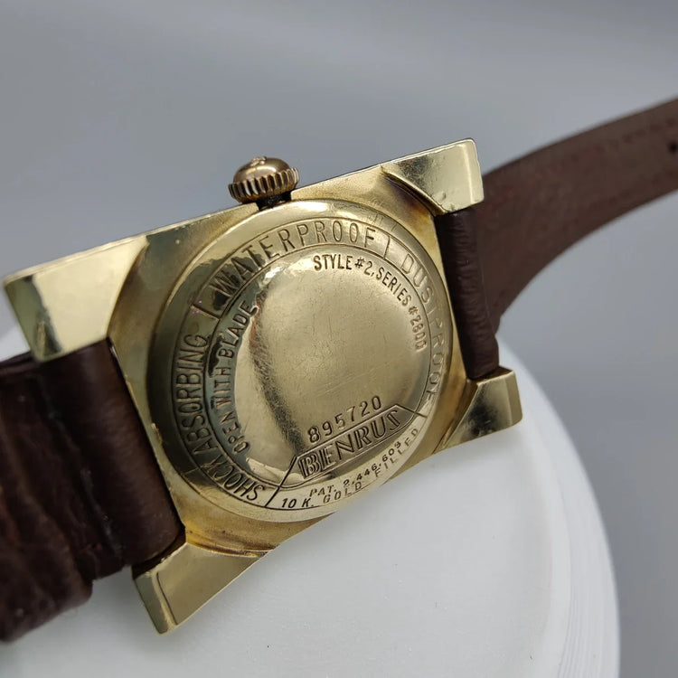 Montre vintage Benrus Series 2500 (1950) avec cadran dégradé, mouvement manuel, photographiée sur fond.