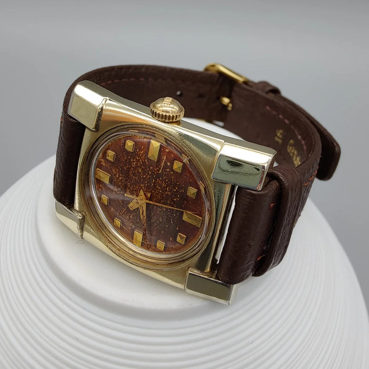 Vue détaillée de la couronne d'une montre vintage Benrus Series 2500, année 1950. Mouvement manuel. Pièce de collection.