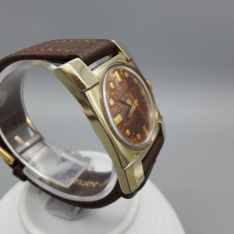 Couronne d'une montre vintage Benrus Series 2500 de 1950, mouvement manuel. Détail montre vintage authentique.
