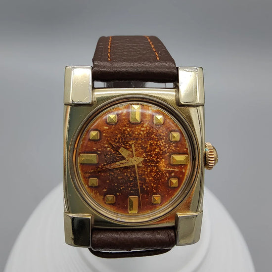 Cadran de montre Benrus Series 2500 vintage de 1950 avec mouvement manuel et cadran dégradé.