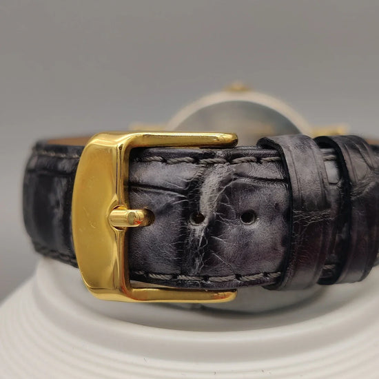 Fermoir d'une montre vintage Benrus Shock-Absorber 1955. Détail du bracelet et du fermoir pour femme.