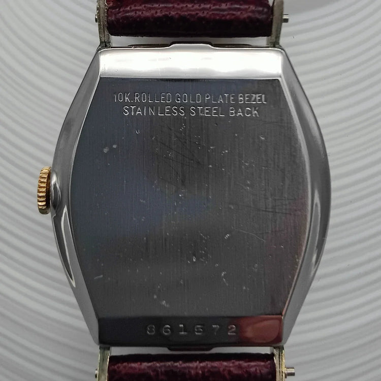 Photo de montre vintage Benrus Tonneau 1950 à cadran crème, mouvement manuel, sur fond élégant.