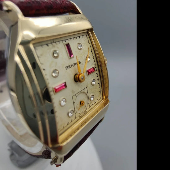 Couronne finement cannelée de la montre vintage Benrus Tonneau 1950, mouvement manuel, cadran crème. Élégance horlogère.
