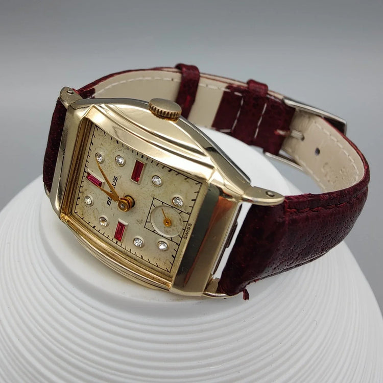 Couronne montre vintage Benrus Tonneau 1950. Détail authentique d'une montre historique à mouvement manuel.
