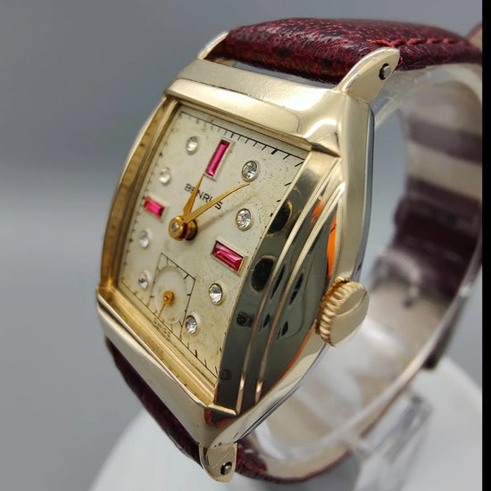 Couronne d'une montre Benrus Tonneau vintage de 1950, mouvement manuel, cadran crème.