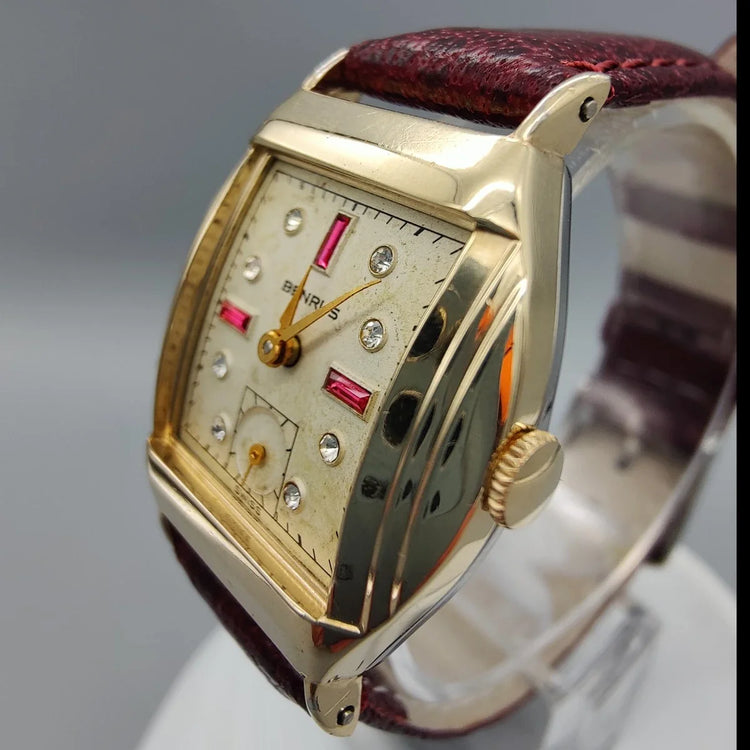 Couronne d'une montre Benrus Tonneau vintage de 1950, mouvement manuel, cadran crème.