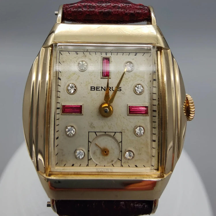 Détail cadran crème montre vintage Benrus Tonneau 1950, mouvement manuel. Élégance classique.