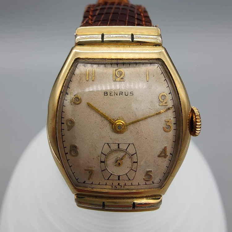 Boîtier de la montre vintage Benrus Tonneau de 1945 avec cadran champagne. Détail de montre vintage.