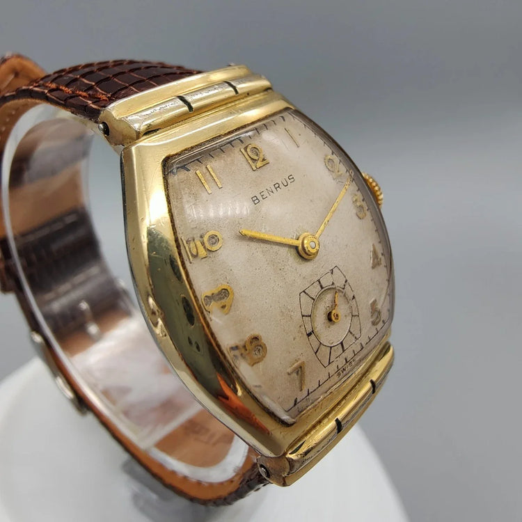 Couronne de montre Benrus Vintage Tonneau 1945. Authentique montre vintage avec mouvement manuel et cadran champagne.