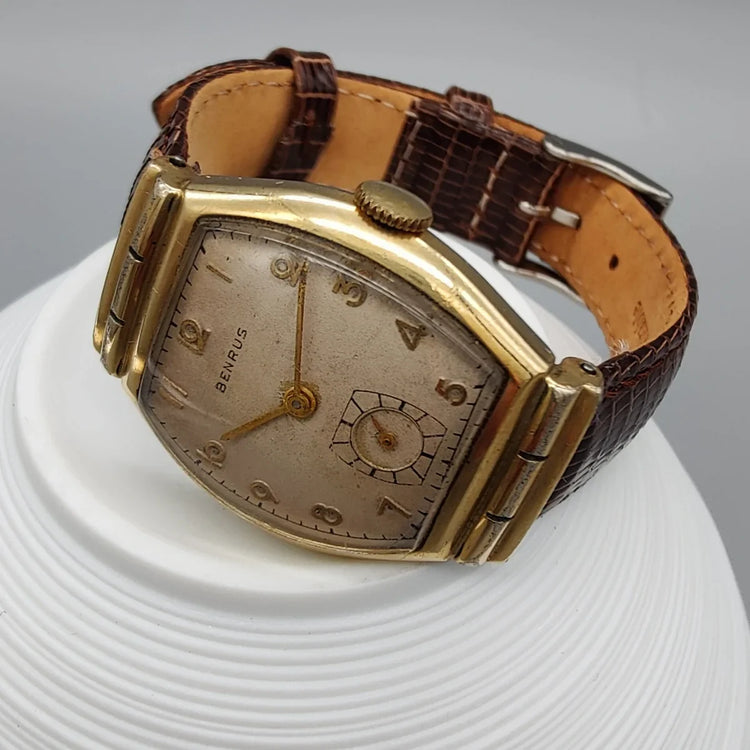 Photo de la couronne d'une montre Benrus Vintage Tonneau 1945. Détail mouvement manuel. Montre vintage élégante.